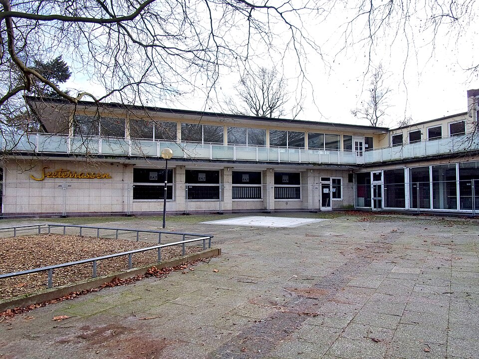 Gebäude des Café Seeterrassen in Planten un Blomen im Jahr 2021